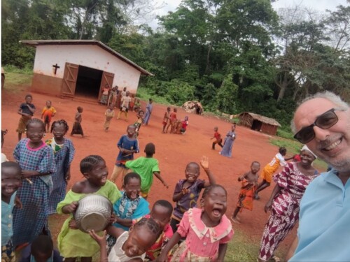 bambini centrafrica con p. Michele Farina