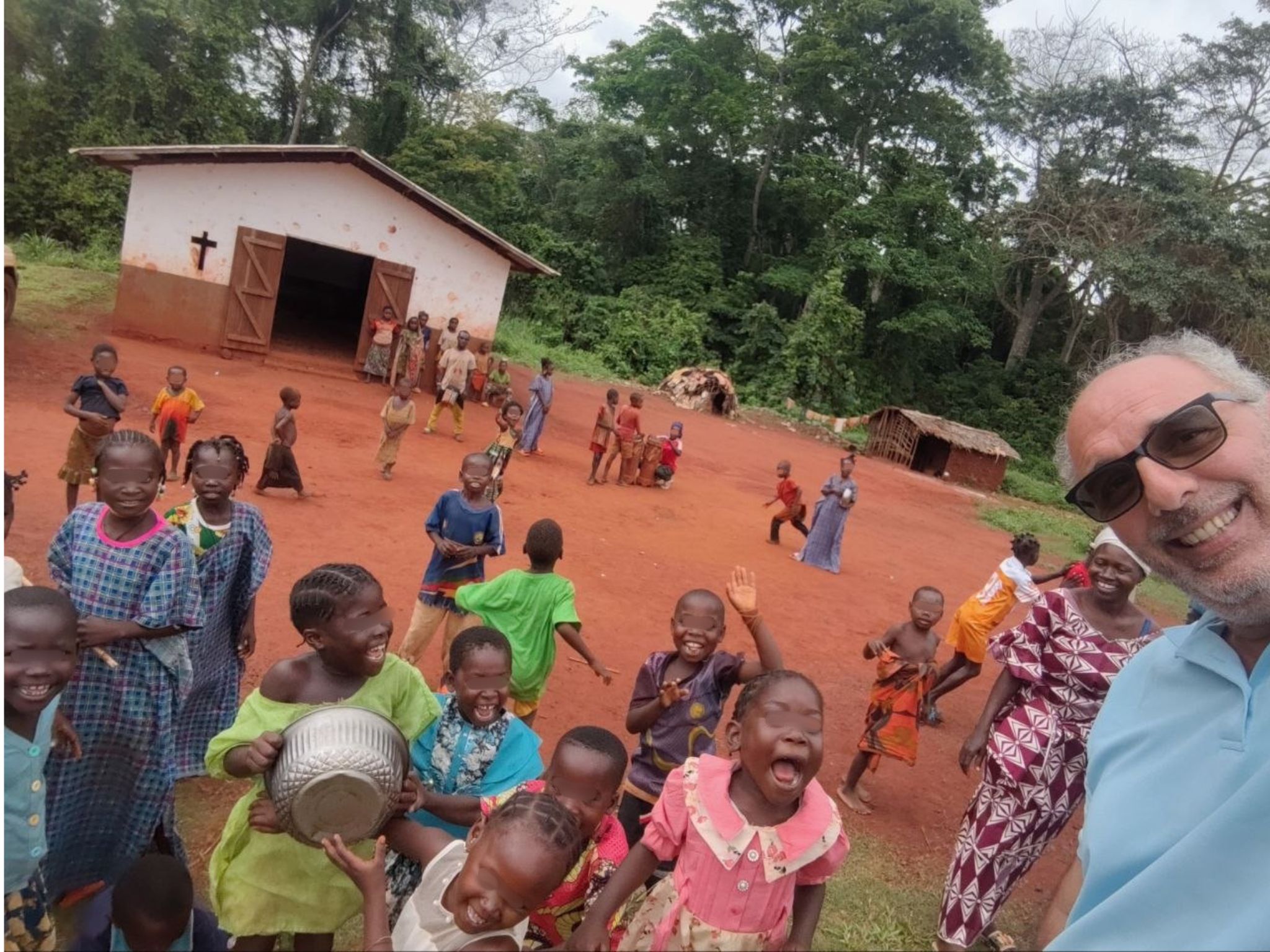 bambini centrafrica con p. Michele Farina