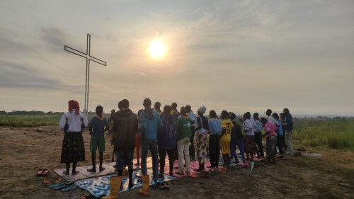 giovani a Monasao in centrafrica in preghiera
